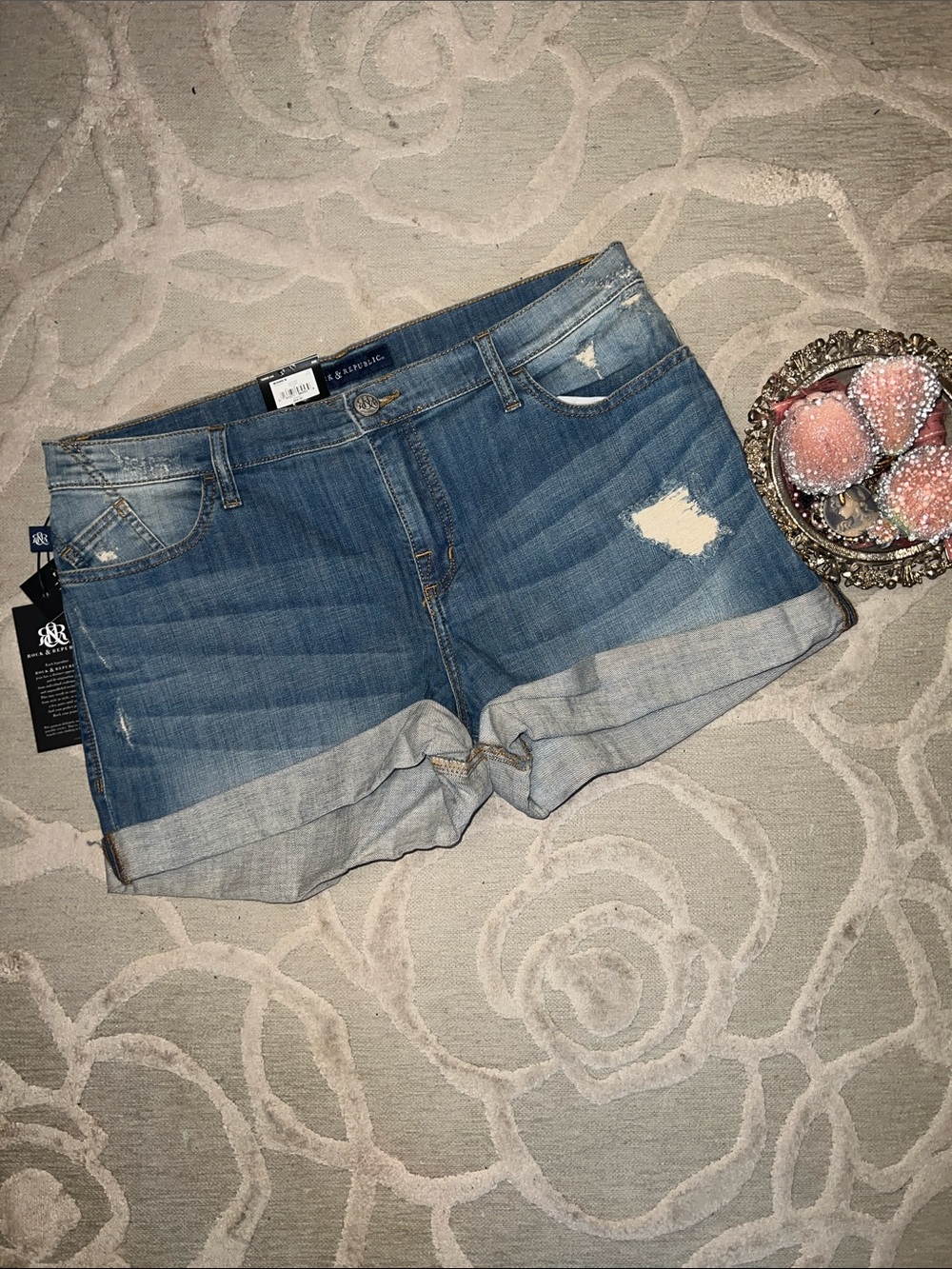 NWT🌷ROCK & REPUBLIC🌷Outlaw blue denim star studded pocket mid thigh cuffed short